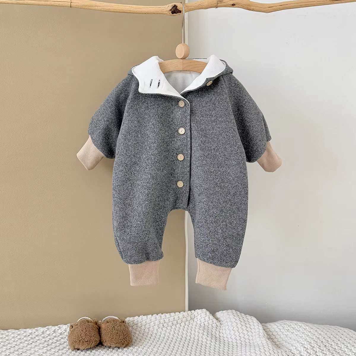Mono infantil con capucha frontal