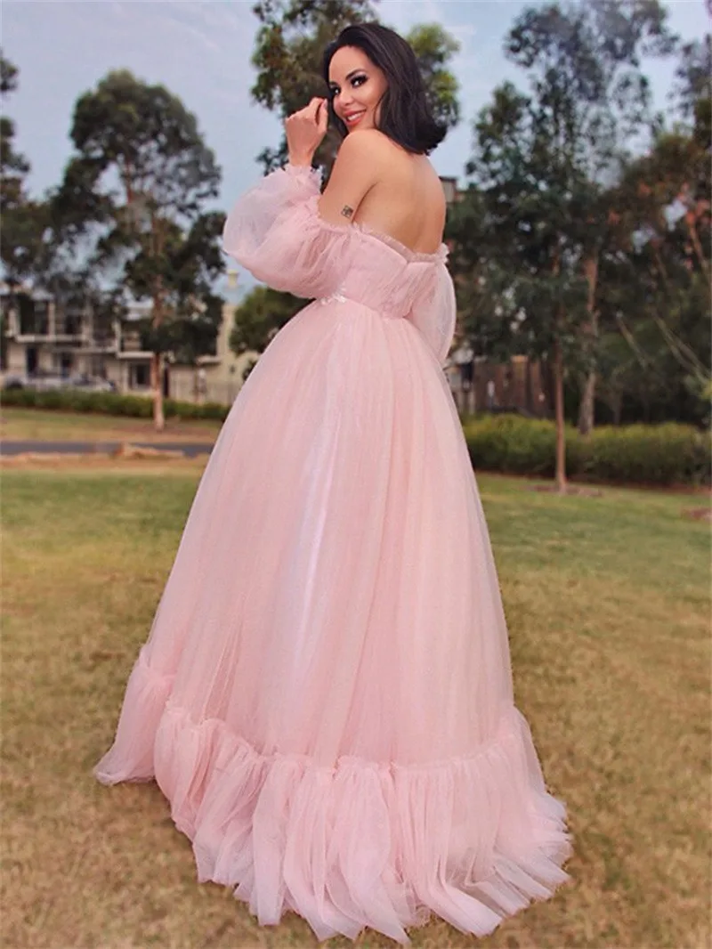 Detalle de la silueta del vestido de maternidad
