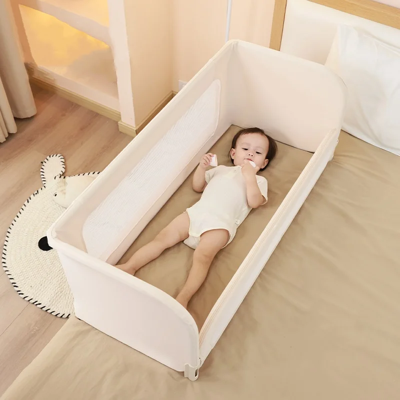 Valla de cama multifuncional instalada en habitación de bebé