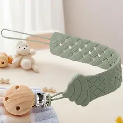 Clips para chupete con textura calmante en bebé niña