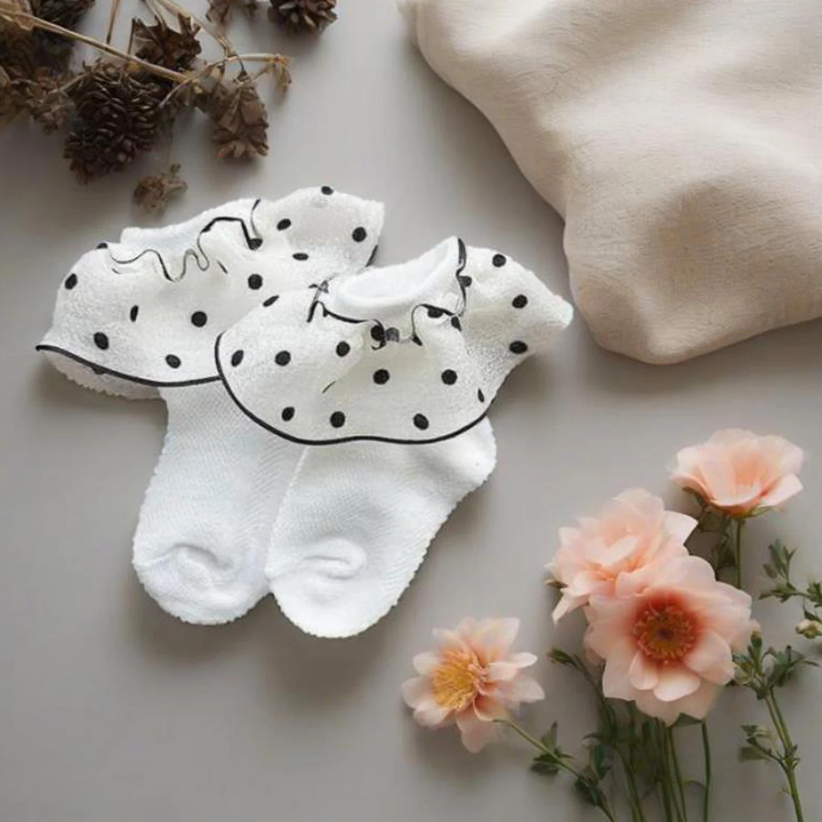 Calcetines con volantes y encaje para niña – Versátiles y bonitos - imagen 2