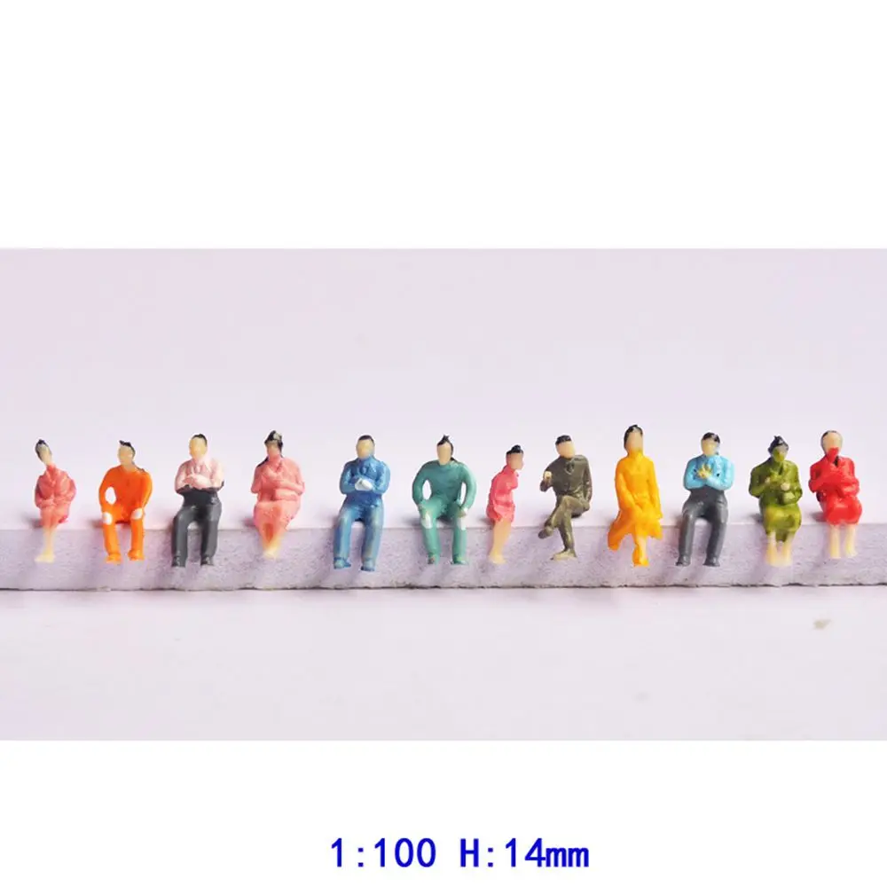 Grupo de figuras en posición sentada