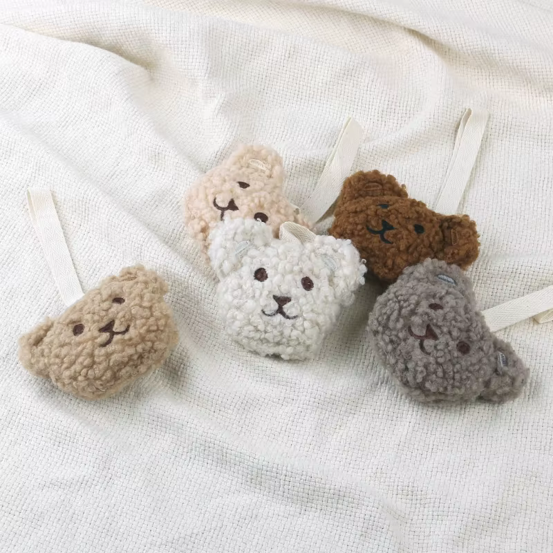 Oso de peluche en manos de un bebé