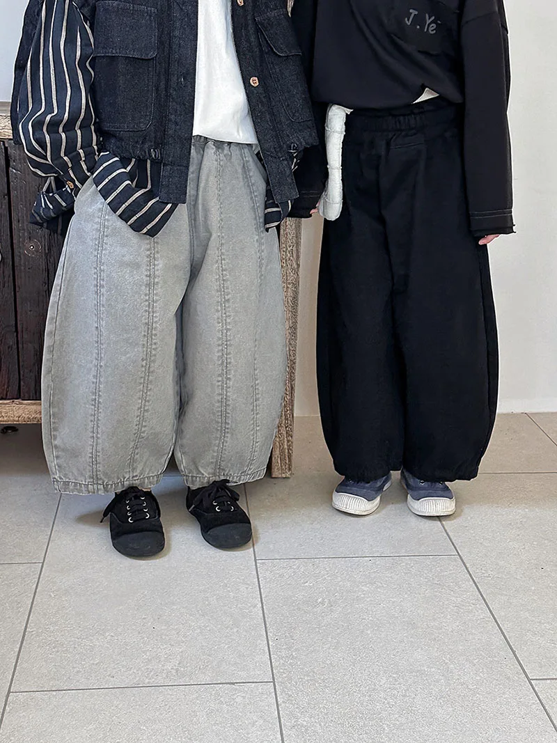 Grupo de niños usando pantalones MILANCEL en diferentes colores neutros