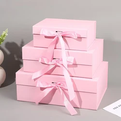 Caja de regalo infantil con lazo y tarjeta decorativa