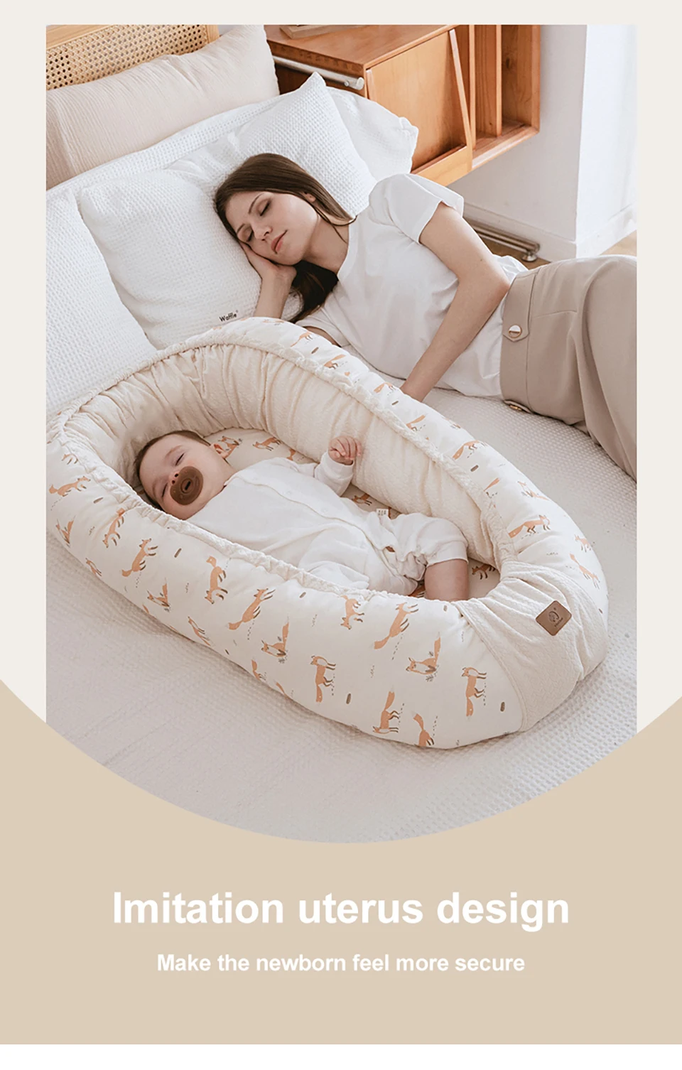 Cuna portátil en tono beige con estampado