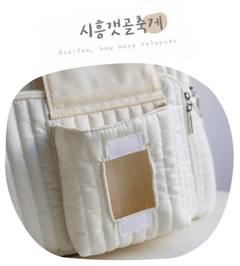 Bolso de mamá junto a accesorios de bebé