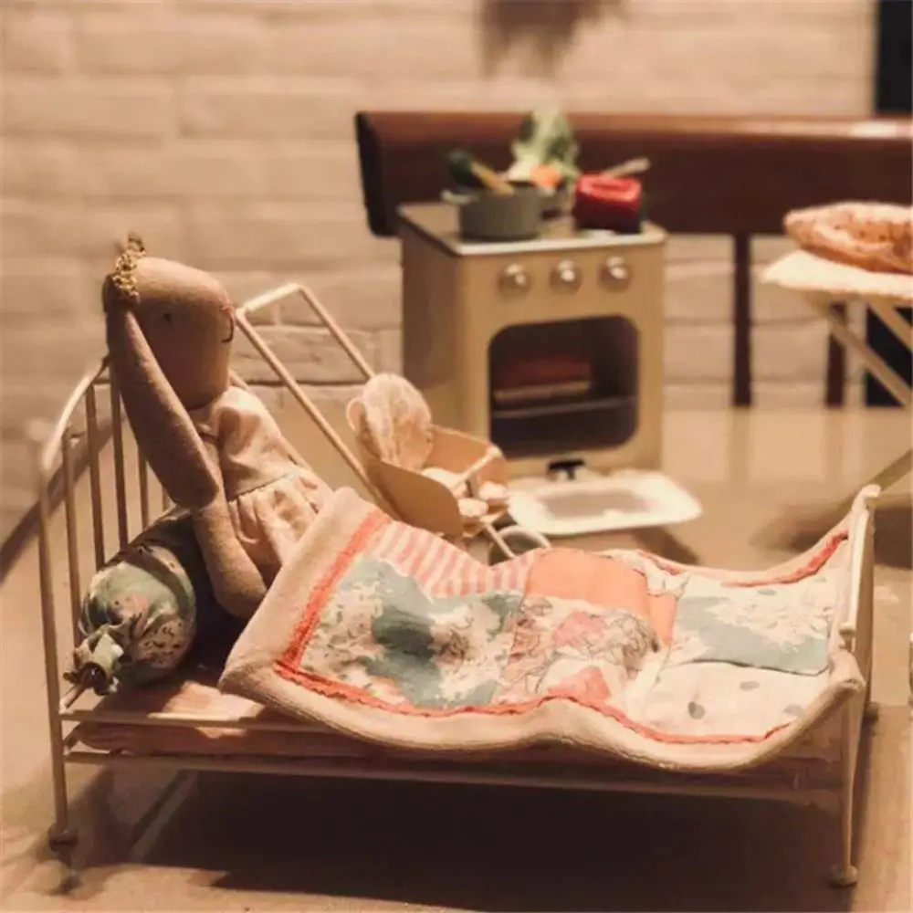 Cama muñecas hierro del estilo europeo 1:12 incluye adornos mini cuna - imagen 5