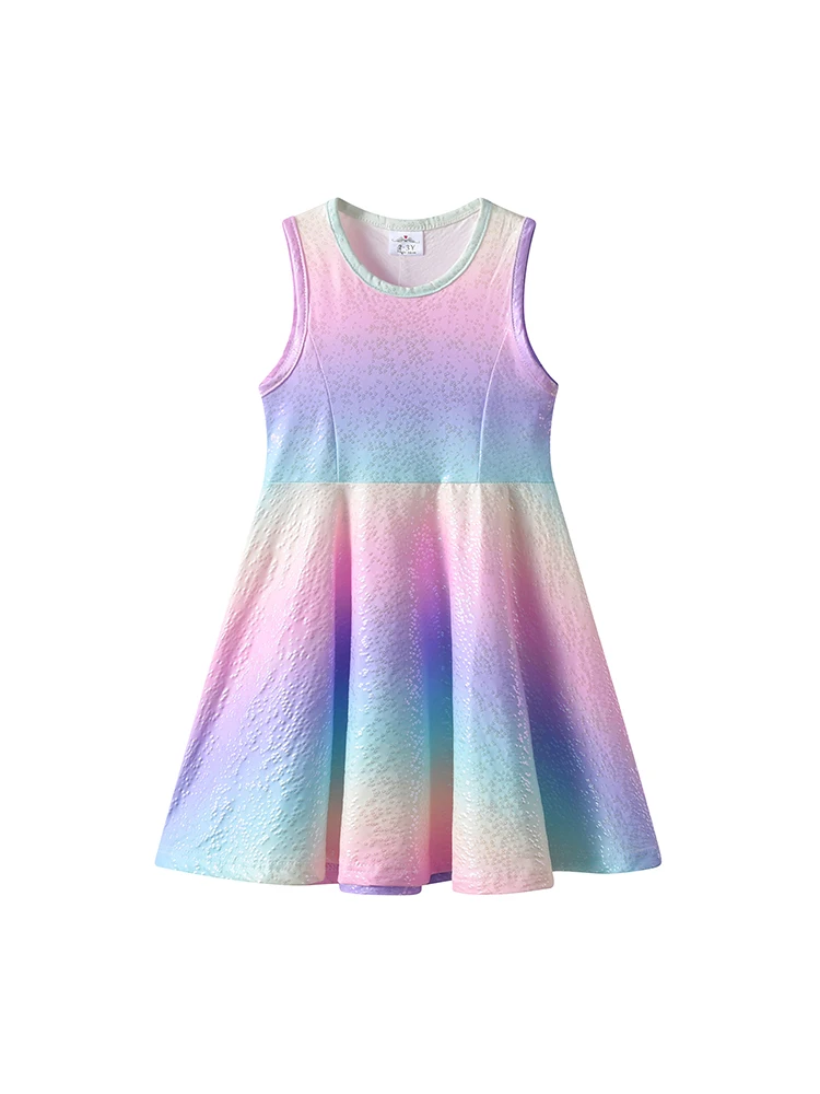 Modelo con vestido sin mangas y falda en A