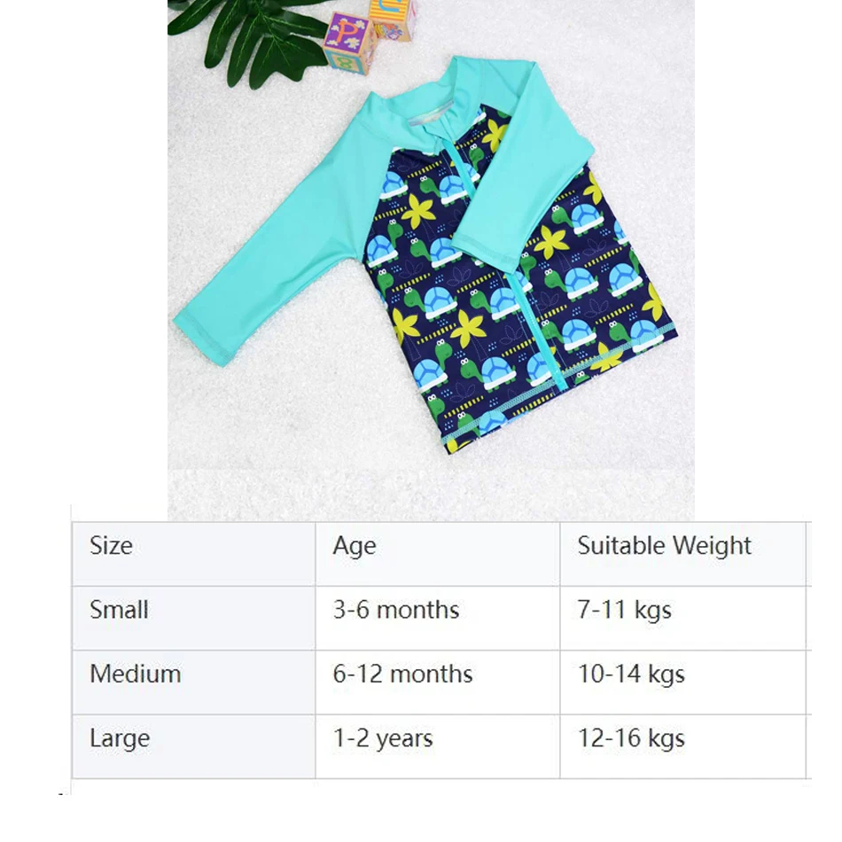 Bebé con bañador estampado infantil