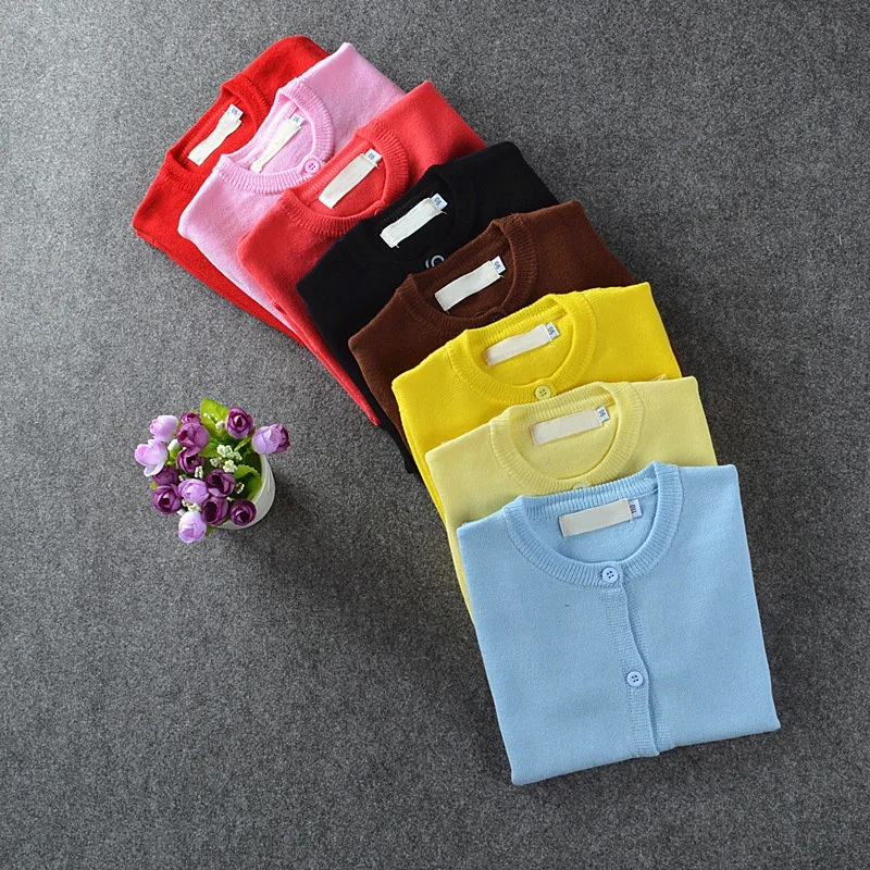 Combinación del cárdigan con pantalón y camiseta interior