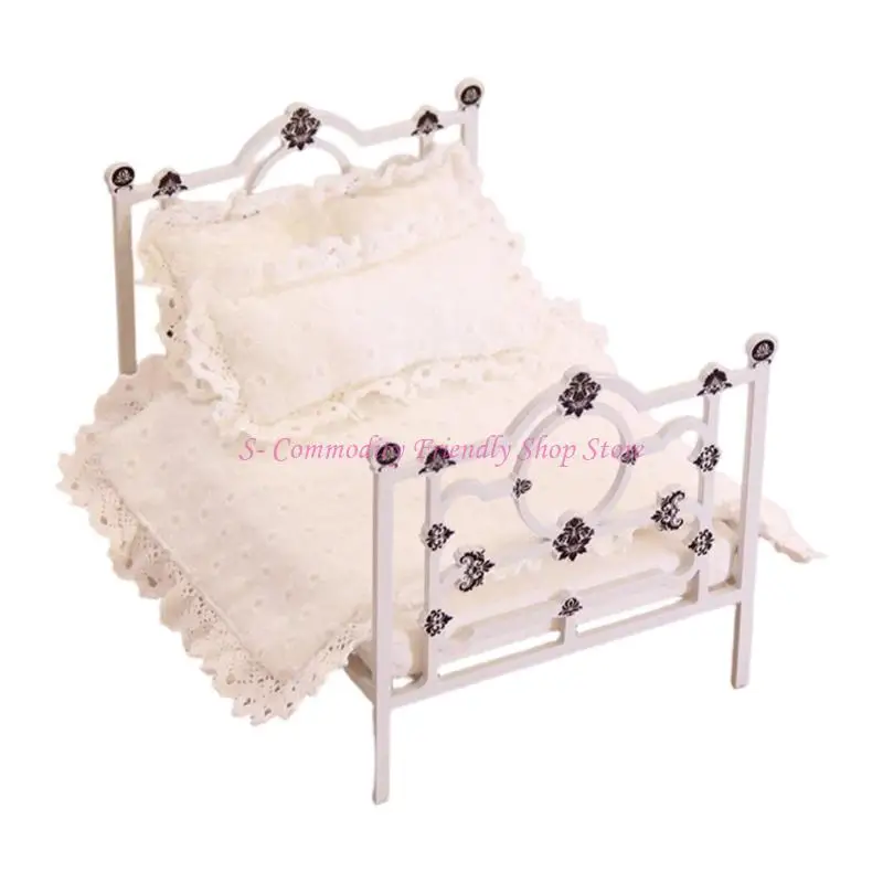 Cama en miniatura para casas de muñecas con decoración - imagen 2