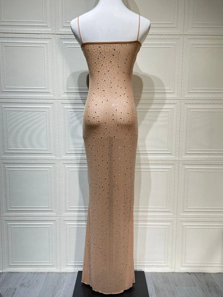 Vestido de premamá con pedrería y falda de tul para bienvenida