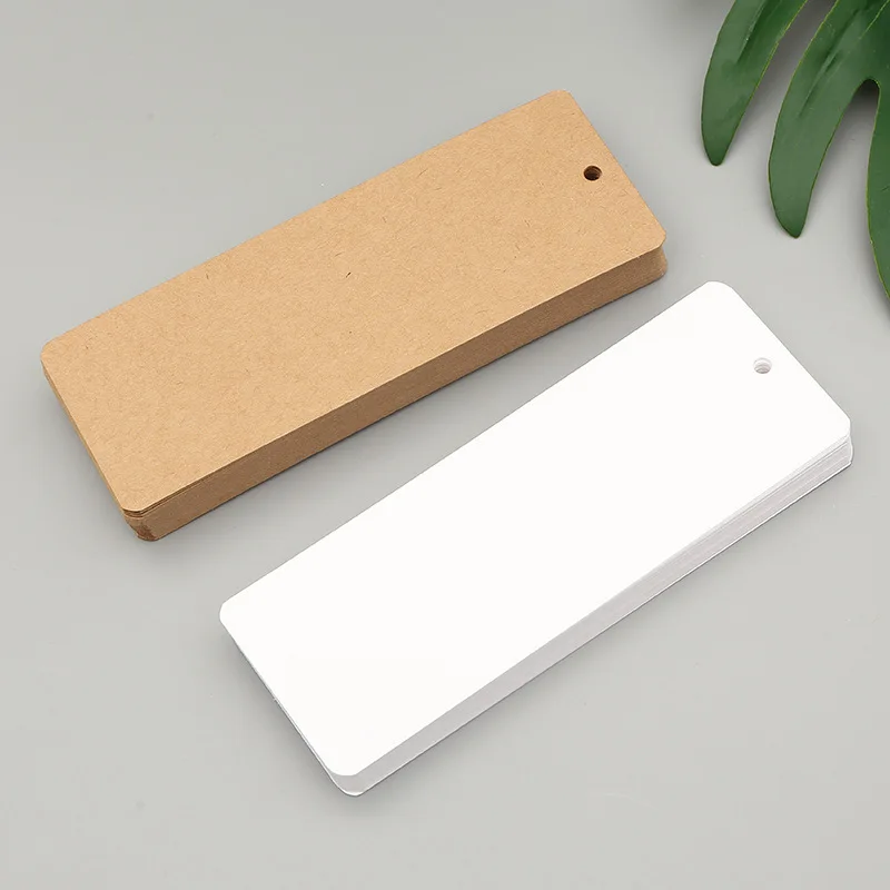 Marcapáginas de papel coloridos en disposición lineal mostrando el diseño y el tamaño