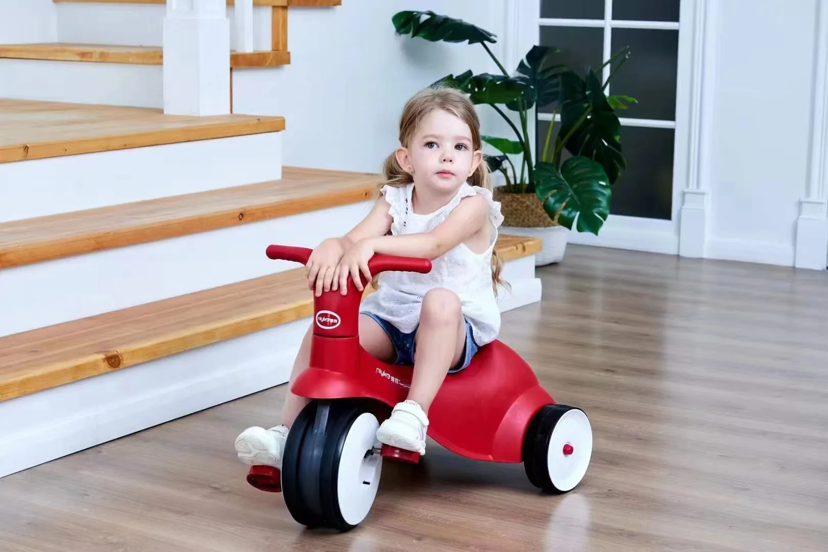 Andador de juguete en formato coche infantil
