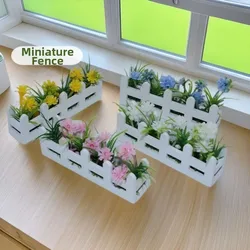 Casa de muñecas con jardín y valla de flores artificiales realistas