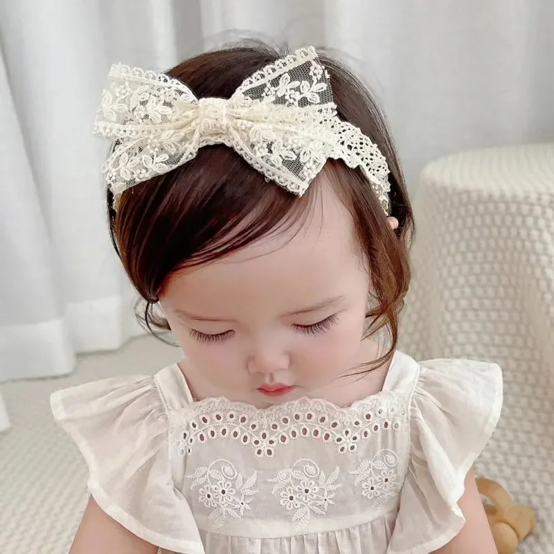 Diadema de encaje para bebé niña con lazo elástico blanco - imagen 4
