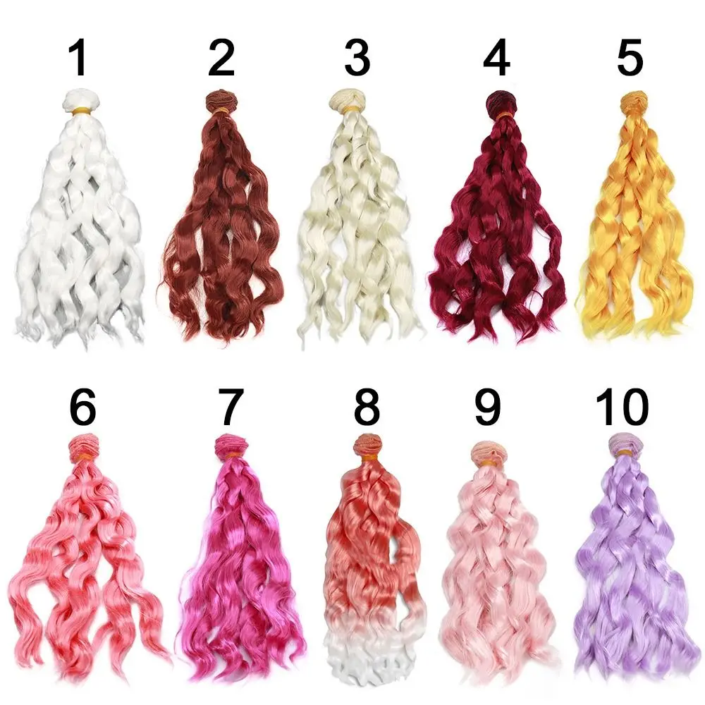 Muestra del pelo colocado sobre una muñeca de colección