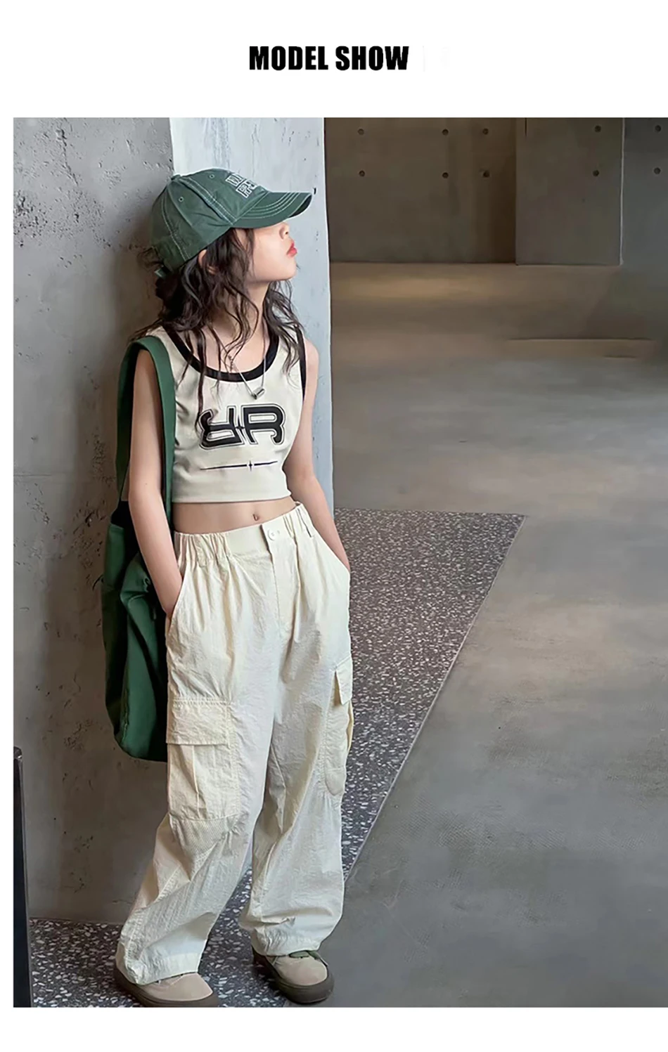 Pantalones cargo color rosa con bolsillos visibles