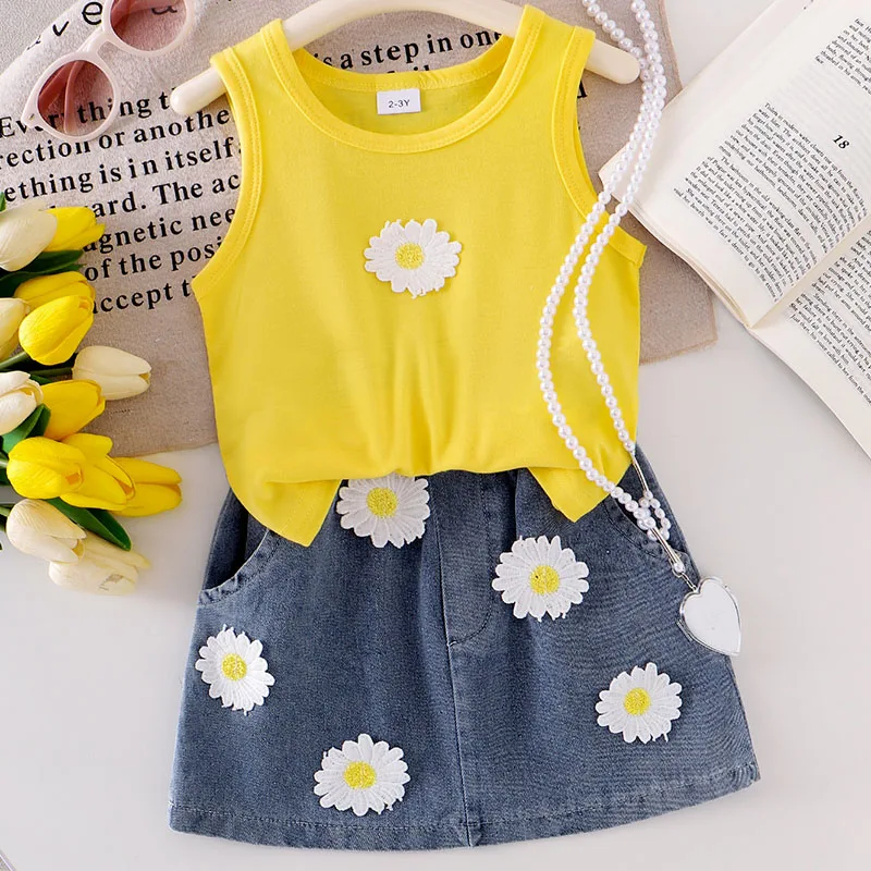 Conjunto de verano para niña sin mangas con flores y bermudas vaqueras - imagen 2