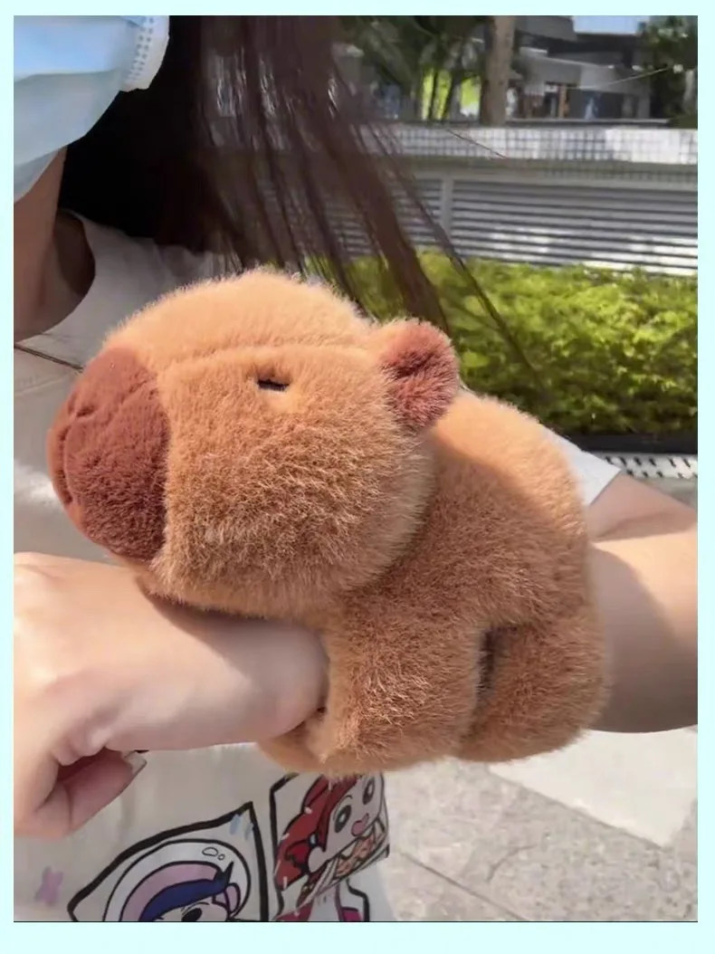Pulsera infantil de felpa con capibara y cierre a presión - imagen 4