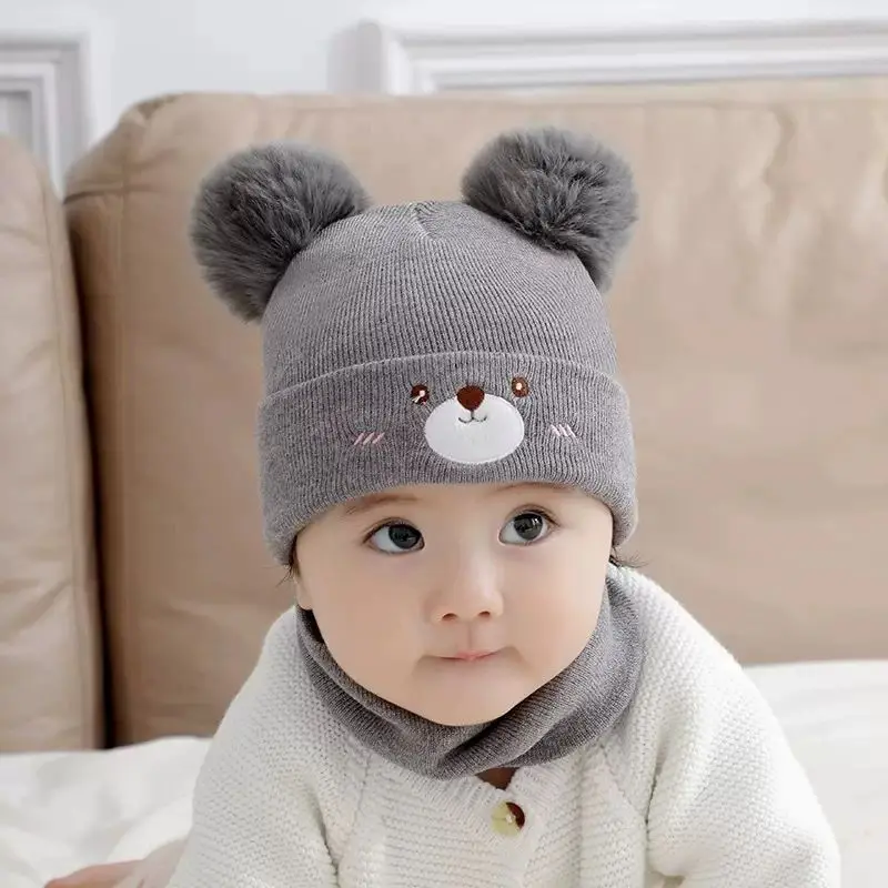 Detalle del bordado en el gorro de bebé