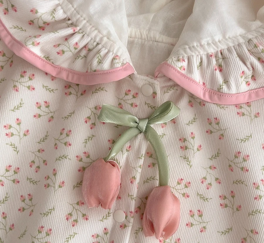 Detalle del estampado floral de la capa