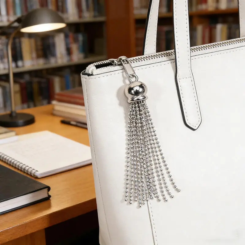 Llavero con hebilla metálica decorativa y borla para bolso - imagen 3