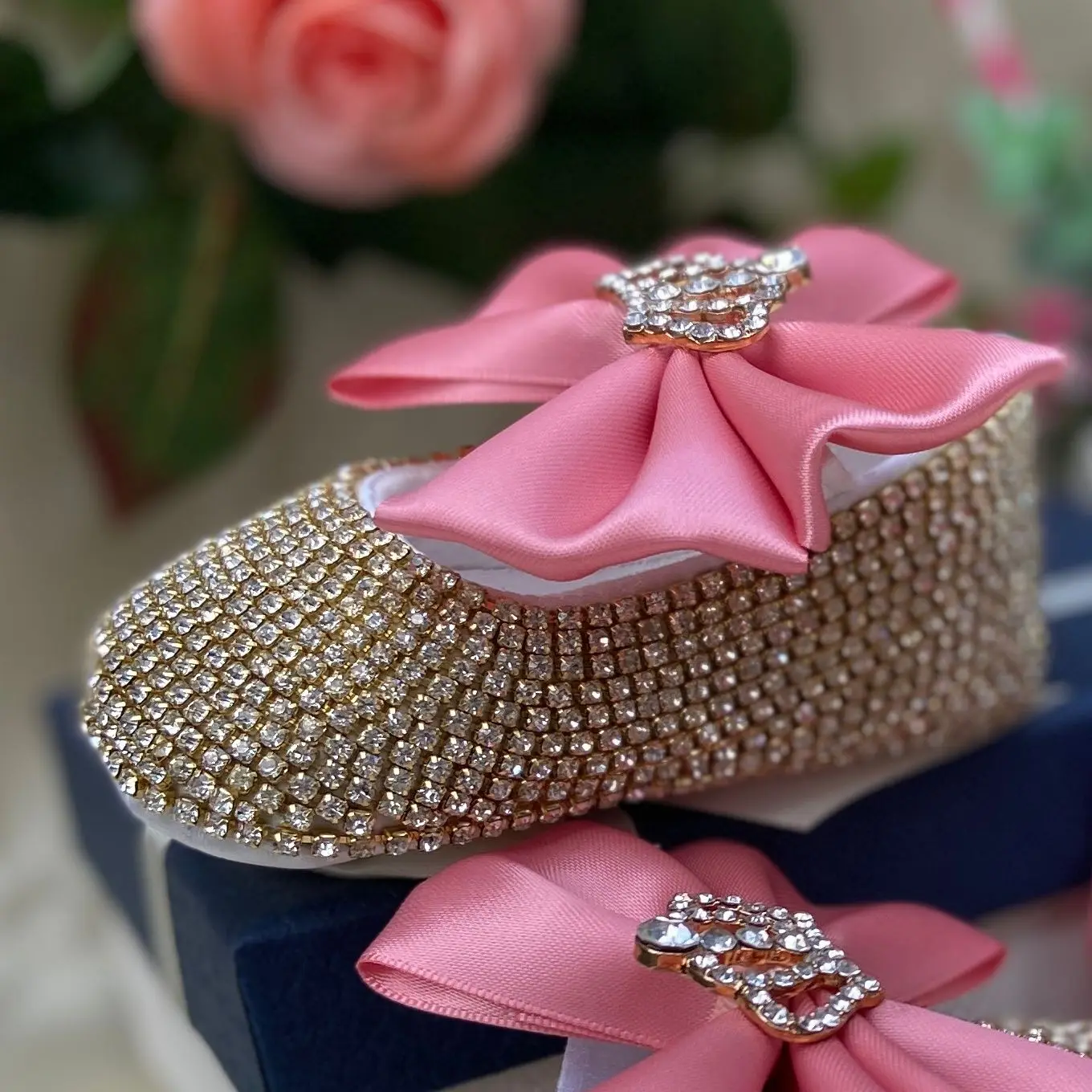 Conjunto diadema y zapatos de bautizo para niña rosa - imagen 5