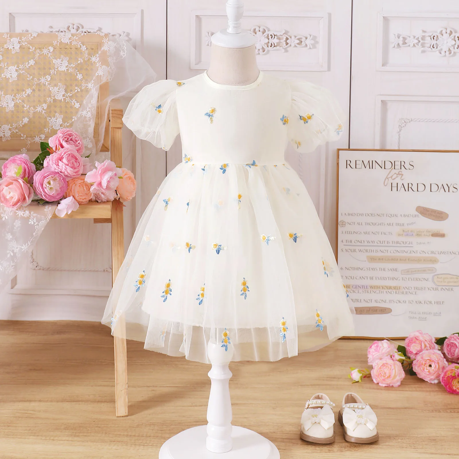 Vestido bordado de flores para niña – Comuniones y celebraciones