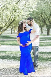 Vestido premamá largo con elegancia de enfermería y hombros descubiertos