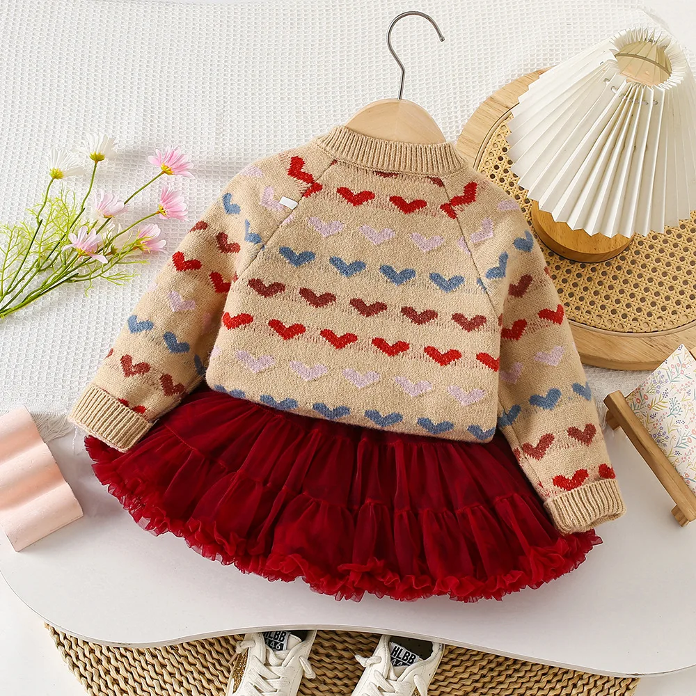 Detalle del estampado y caída del cárdigan