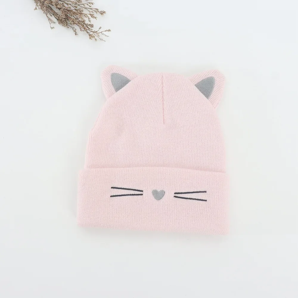 Gorro rosa con orejas de gato y bordado de dibujos animados