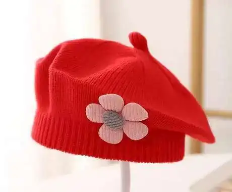 Boina de punto para niña – Gorro cálido con detalle floral - imagen 5