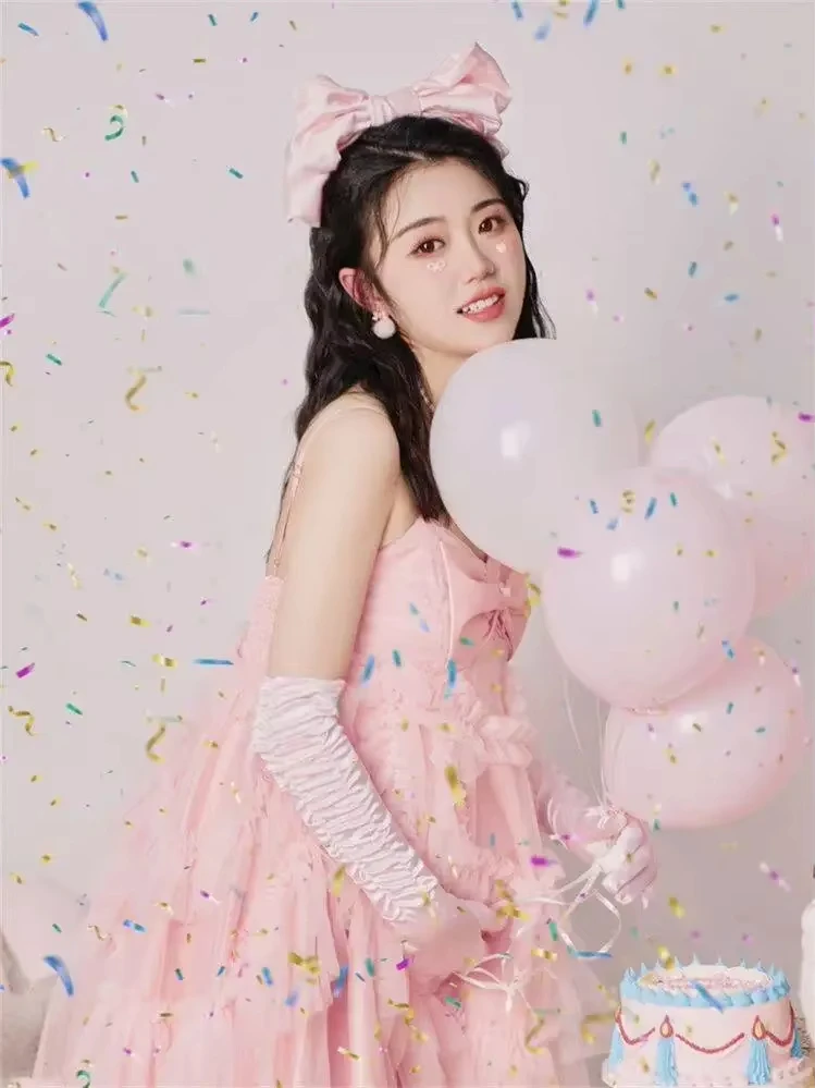 Vestido premamá rosa para sesión de fotos con guantes - imagen 2