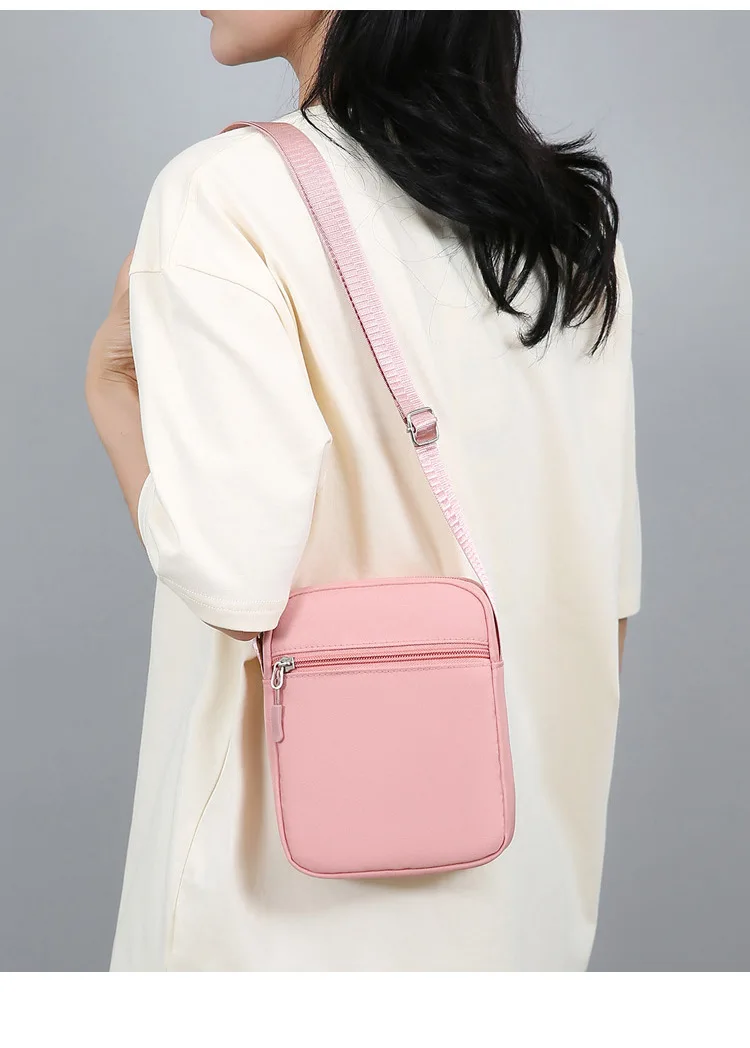 Detalle del estampado Sailor Moon en el bolso