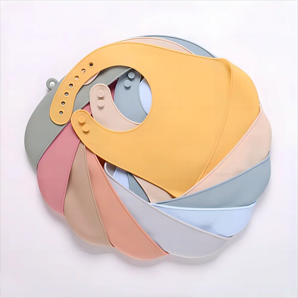 Baberos de silicona para comer para bebés en mesa