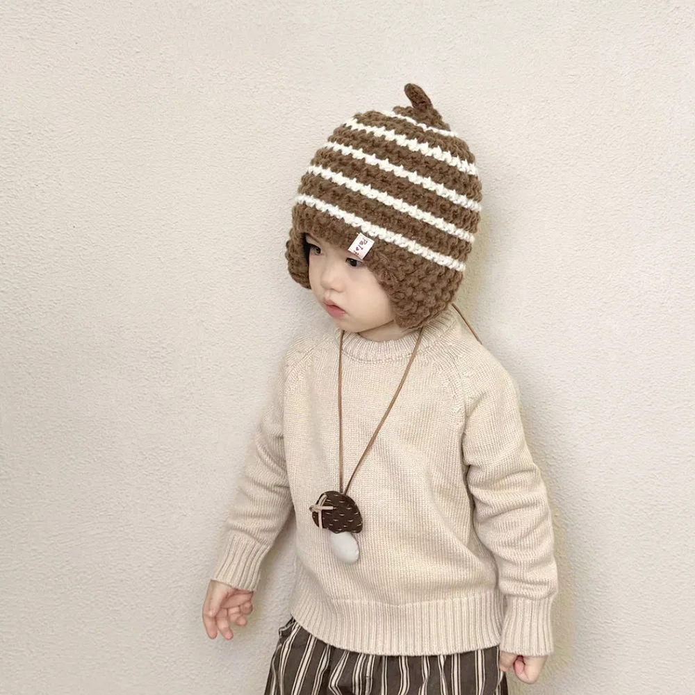 Gorro tejido con orejeras en estilo rayado