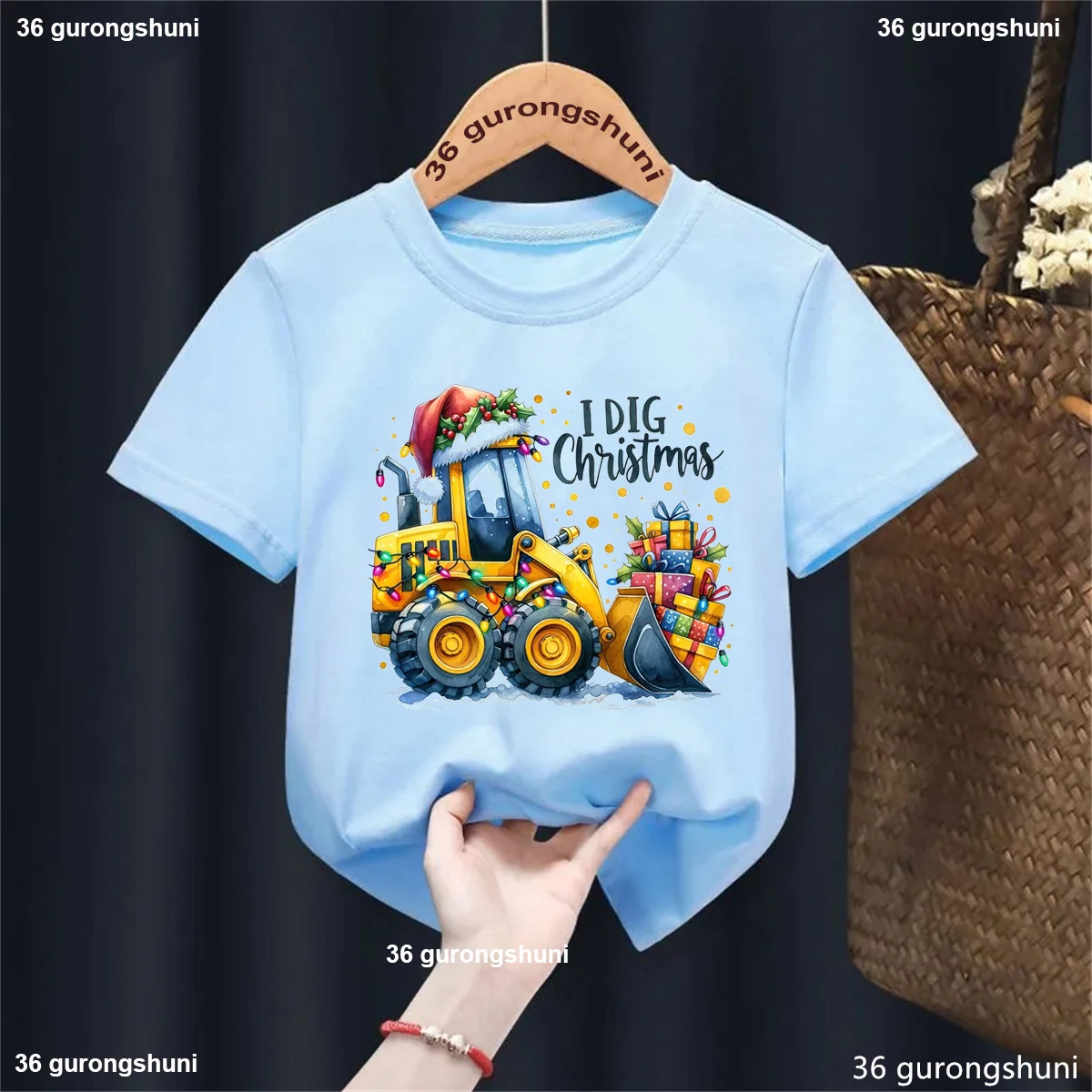 Camiseta infantil excavadora navideña en acuarela - imagen 2