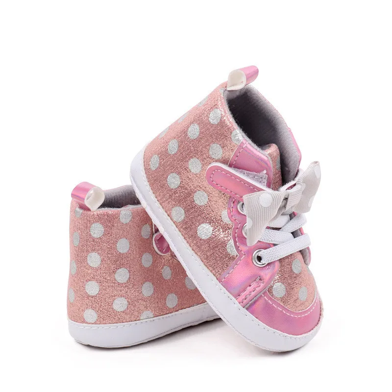Zapatos de bebé con patrón de puntos