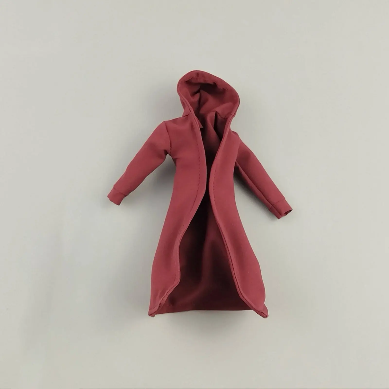 Abrigo de muñecas con capucha hecho a mano, estilo colección - imagen 2