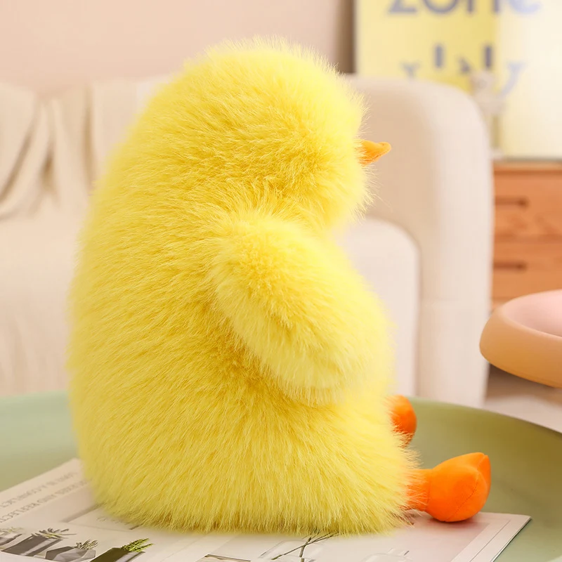 Pato amarillo grande echado mostrando su vientre