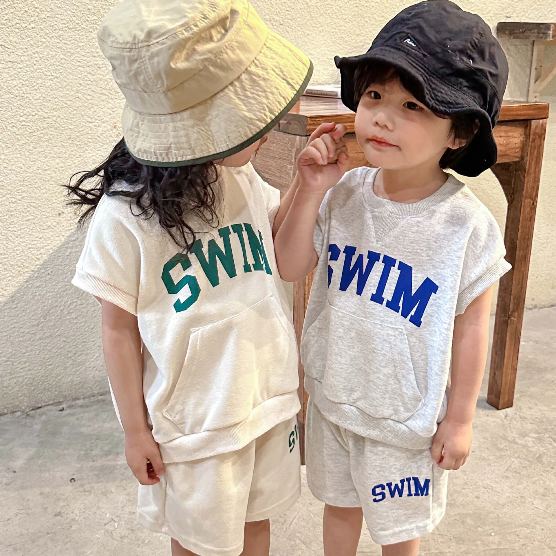 Conjunto deportivo infantil: chaleco y shorts con estampado - imagen 5