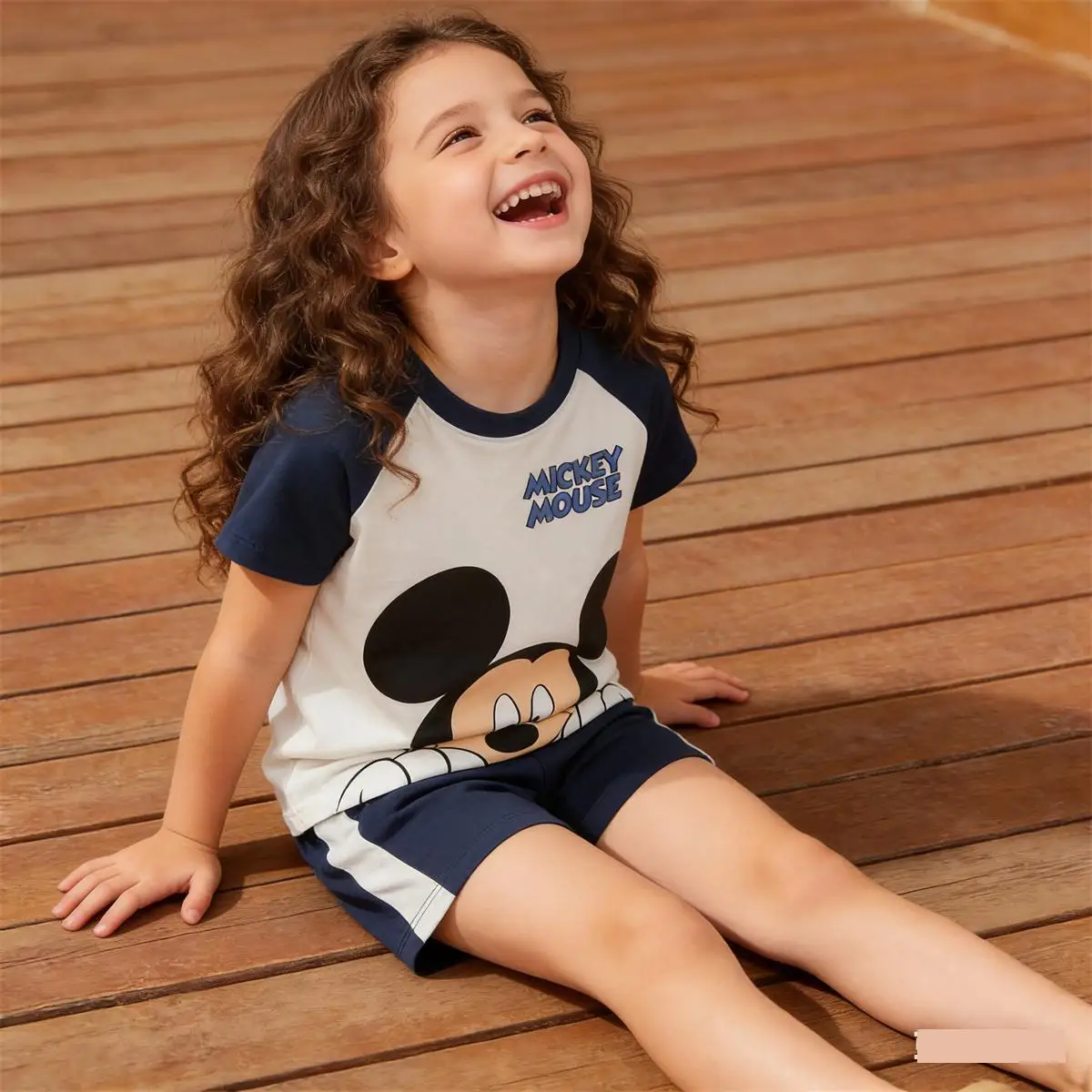 Conjunto bebé de camiseta y pantalón corto con dibujos - imagen 2