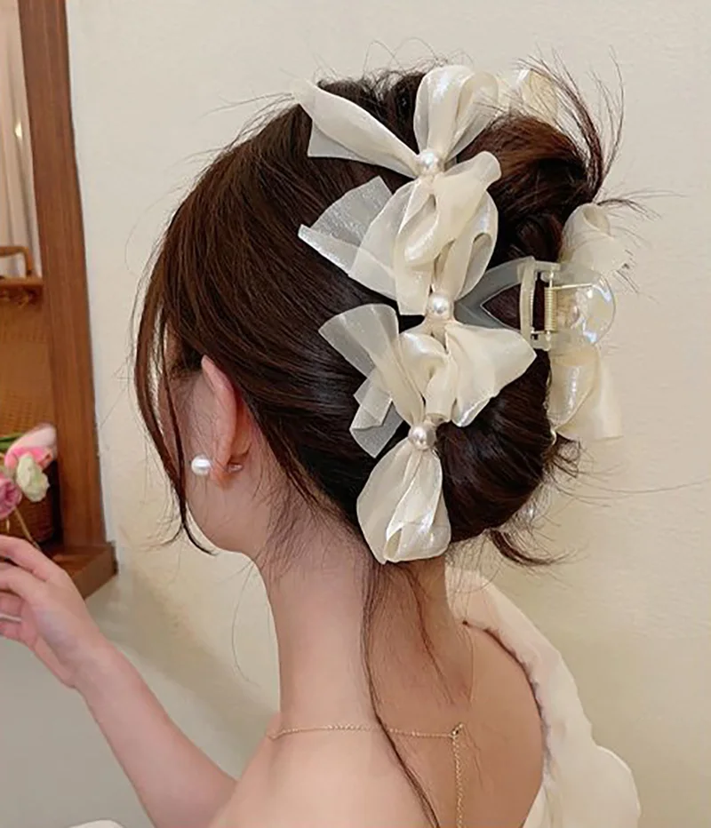 Detalle del lazo y las perlas