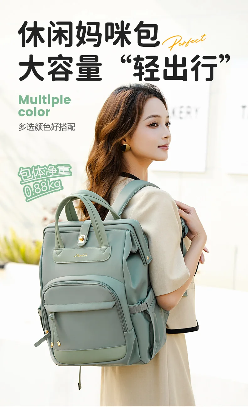 Bolso de moda para madre y bebé en uso