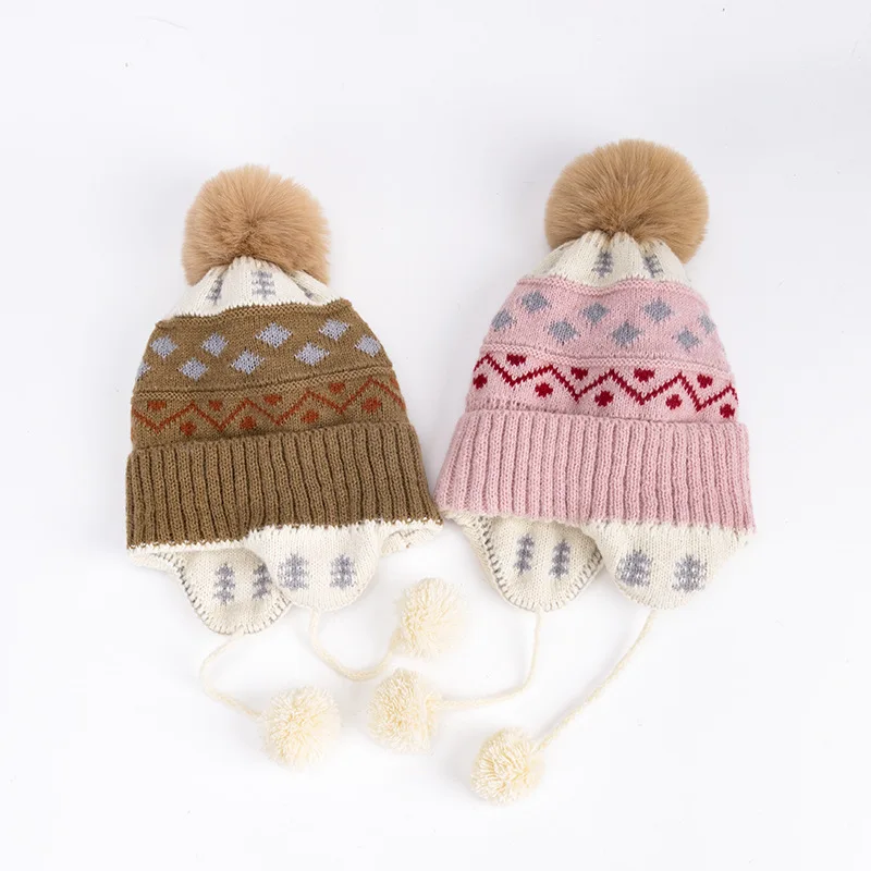 Orejeras del gorro abrochadas con botones