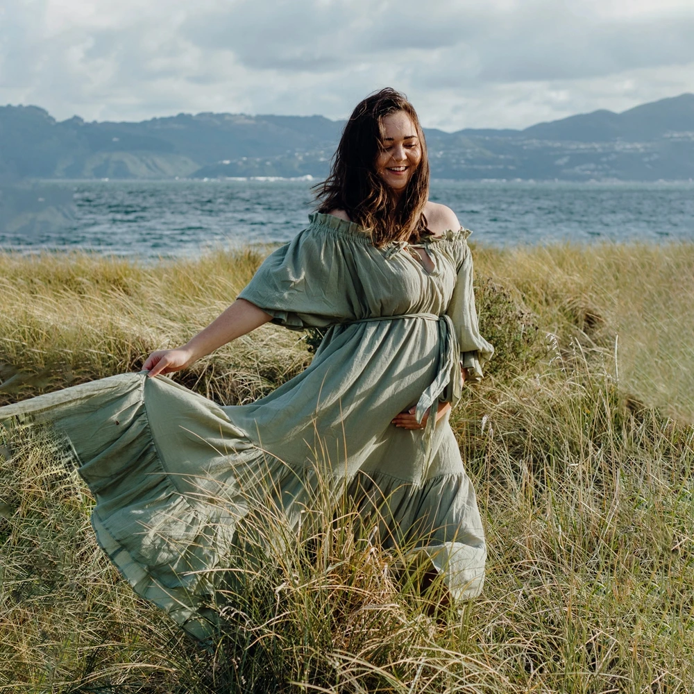 Vestido de maternidad boho verde salvia con hombros descubiertos - imagen 4