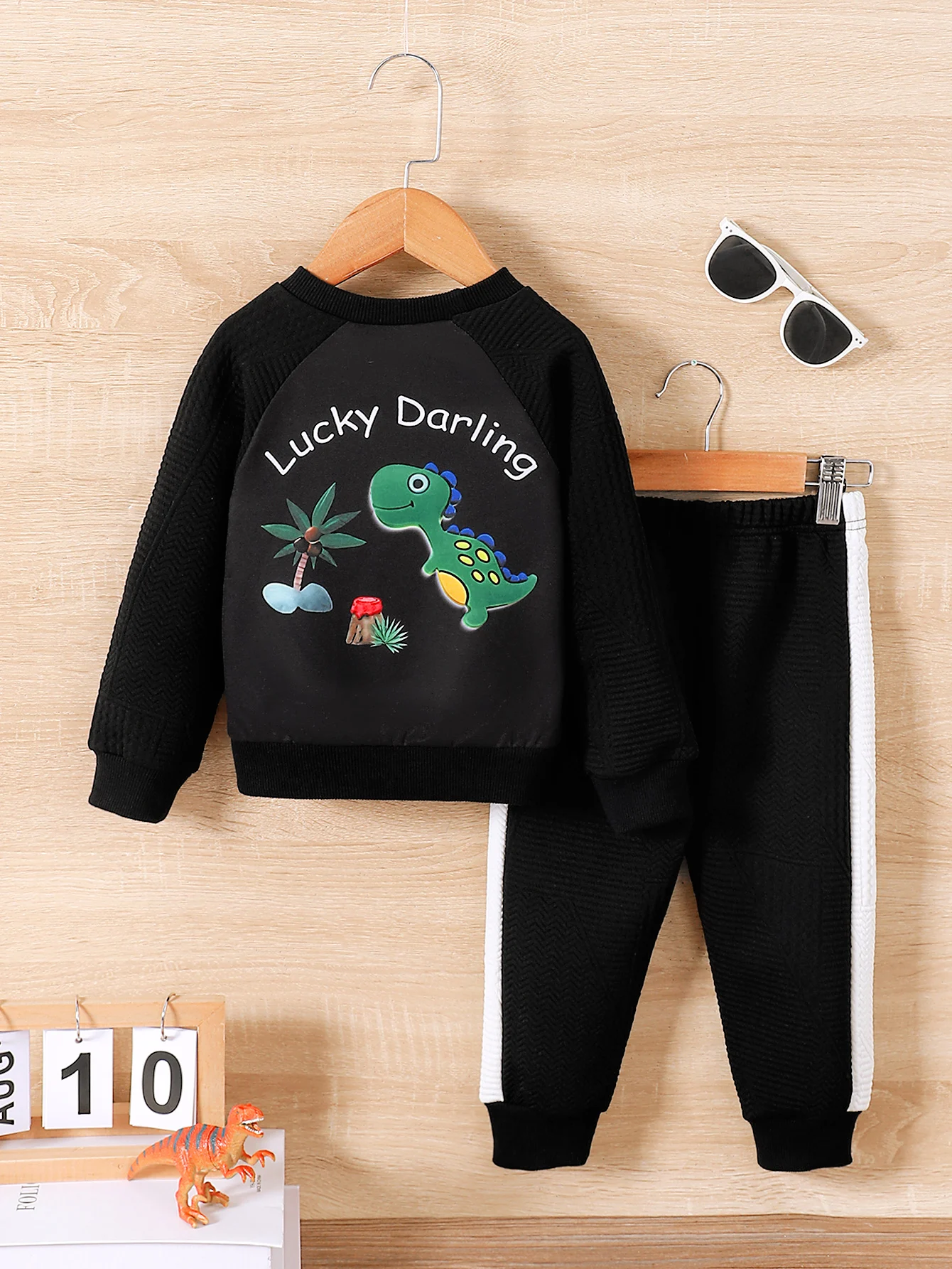 Conjunto infantil visto desde atrás