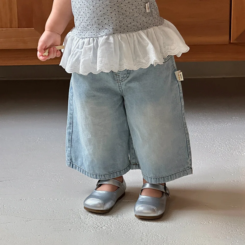 Vista frontal de pantalones vaqueros holgados para niña